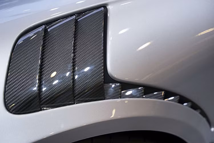 Bên cạnh đó, mui xe, nắp capo đều được làm bằng sợi carbon siêu nhẹ, giúp khối lượng xe giảm 30 kg. Ngoài ra, các chi tiết khác như màu sơn, vành xe là giống hệt nhau. Khách hàng có thể cá nhân hóa từng chi tiết nhỏ trên 911 GT2 RS nhờ có bản danh sách phụ kiện tùy chọn phong phú được hãng đưa ra.