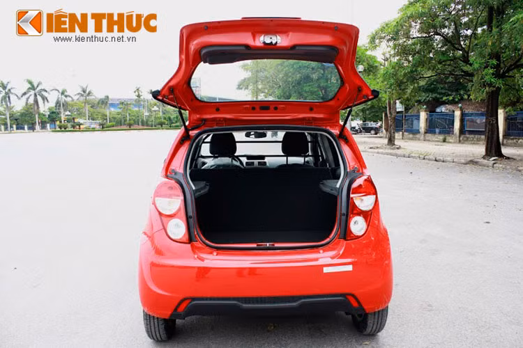 Với mức giá giá 279 triệu đồng, phiên bản mới của dòng xe này được đặt ở mức cao cấp hơn phiên bản hiện tại đang có mặt trên thị trường Việt Nam, động cơ lớn hơn (1,2 lít) và có giá đắt hơn bản Spark Van Lite là 20 triệu đồng. Một mức giá hợp lý để những gia đình nhỏ sở hữu.