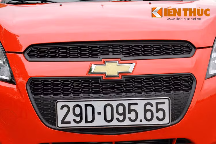 Phần đầu xe cũng nhận nhiều điểm mới. Lưới tản nhiệt được thiết kế lại, theo phong cách mới nhất trên các dòng xe của Chevrolet. Tuy nhiên ở phiên bản Spark Dou, lưới tản nhiệt không sở hữu đường viền chrome bắt mắt như những phiên bản Spark 2016 khác.