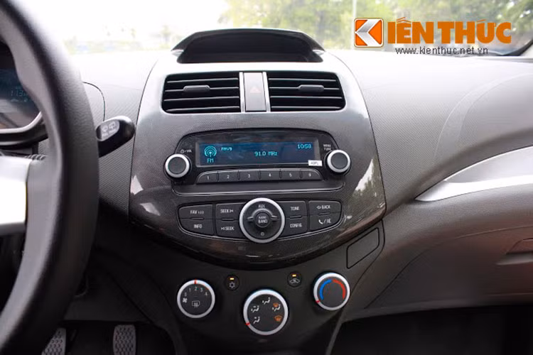 Cụm điều khiển trung tâm đơn giản, với các nút bấm điều chỉnh và cửa gió hệ thống điều hòa, gương chiếu hậu chỉnh tay...