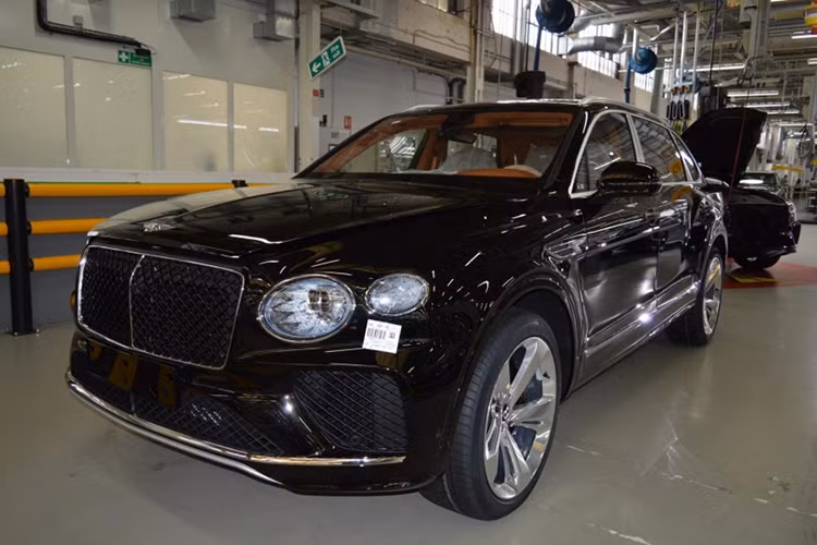 Hiện chưa rõ tay chơi xe Quốc Vũ đã lựa chọn thêm cho chiếc SUV siêu sang Bentley Bentayga EWB 2024 này các option gì, khiến giá xe tăng cao, và chưa rõ con số gần 26 tỷ đồng, là đã bao gồm luôn cả chi phí lăn bánh của xe hay chưa.