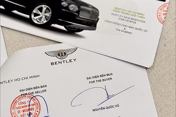 Nếu bạn tò mò muốn biết giá xe Bentley Bentayga EWB 2024 của đại gia Quốc Vũ bao nhiêu tiền, chồng của Đoàn Di Băng cũng không ngại tiết lộ đã bỏ ra gần 26 tỷ đồng để có sự phục vụ của chiếc SUV siêu sang này, trong khi đó, giá xe Bentley Bentayga EWB 2024 được bán chính hãng tại Việt Nam chỉ từ 18,5 tỷ đồng.