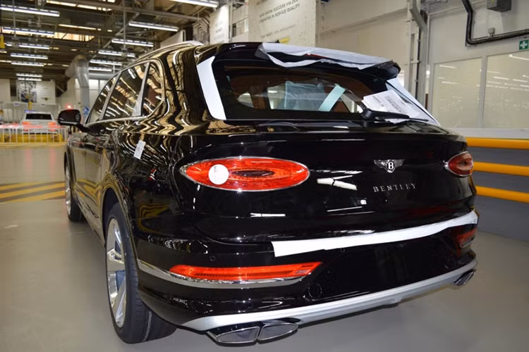 Chiếc xe SUV siêu sang Bentley Bentayga EWB 2024 của đại gia Quốc Vũ chọn mua cho Đoàn Di Băng có ngoại thất được sơn màu đen, nội thất da bò, bản 4 chỗ ngồi, và số tiền đại gia Quốc Vũ tiết lộ bỏ ra gần 26 tỷ đồng để sở hữu, cao gần 5 tỷ đồng so với chiếc Lamborghini Urus Performante mà anh đã mua trước đó.