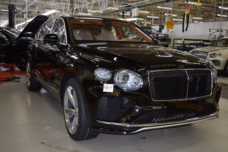 Về trang bị an toàn, Bentayga EWB là mẫu Bentley đầu tiên được trang bị tính năng đánh lái 4 bánh Electronic All Wheel Steering, giúp bán kính quay đầu giảm 7%, đạt mức 11,8 m. goài ra, xe cũng được bổ sung hệ thống kiểm soát cân bằng chủ động Bentley Dynamic Ride với các thanh cân bằng chủ động sử dụng nguồn điện 48 V.