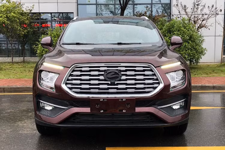 Quay trở lại với mẫu SUV Landwind E315 mới, xe được đánh giá là sở hữu ngôn ngữ thiết kế "lột xác" hoàn toàn so với mẫu Landwind X7 "nhái" Land Rover trước đó. Phần đầu xe với mặt ca-lăng hình lục giác to bản cùng nhiều thanh nhôm phay xước đan xen kết hợp logo ở vị trí trung tâm tạo cảm giác như một "cái miệng lớn" bao quát toàn bộ đầu xe.
