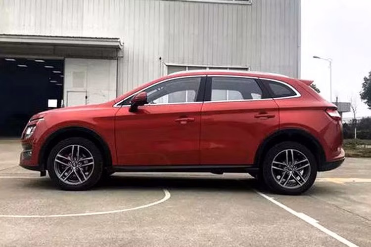 Trước đó vào tháng 3 vừa qua, Land Rover đã thắng kiện Landwind ở vụ kiện bản quyền thiết kế. Theo đó, Landwind đã sao chép một cách trắng trợn các thiết kế của Land Rover trên mẫu xe Landwind X7. Vụ kiện kéo dài nhiều năm và đã được toà án Bắc Kinh ra phán quyết. Việc thua kiện ngay trên chính sân nhà có vẻ như đã khiến hãng xe Trung Quốc từ bỏ ý định sao chép, ăn theo thiết kế của các hãng xe phương tây.