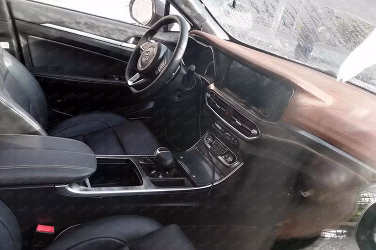 Bước vào không gian nội thất, Landwind E315 2020 mới dường như vẫn "học hỏi" thiết kế rất nhiều từ Mercedes-Benz E-Class với đường táp-lô kéo dài uốn lượn bao quanh 2 màn hình trung tâm. Vô-lăng 3 chấu bọc da, cần số điện tử là những trang bị tiêu chuẩn trên mẫu xe này. Ngoài ra, Landwind E315 còn được trang bị cả hệ thống camera 360.