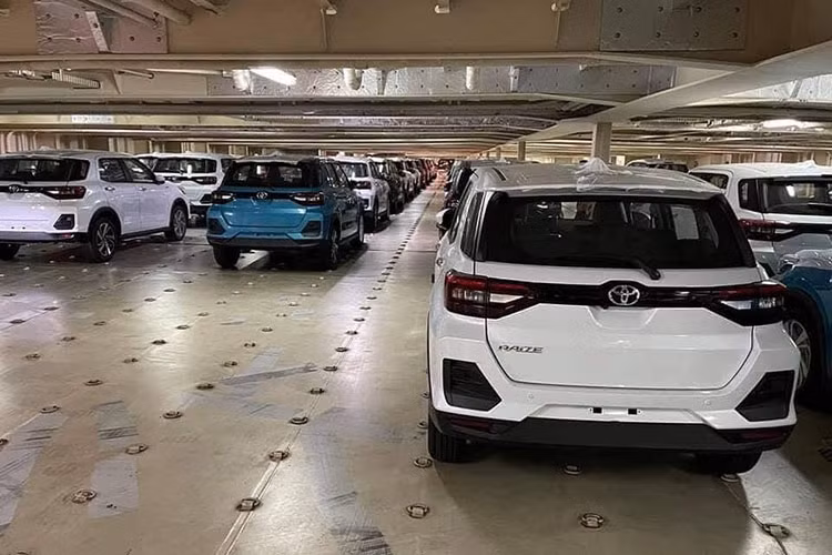 Như đã đưa tin trước đó, Toyota Raize sẽ được ra mắt Việt Nam vào ngày 4/11/2021 tới đây trên nền tảng trực tuyến, phát tại fanpage của Toyota Việt Nam vào 19h30 tối. Mẫu SUV đô thị cỡ A này được nhập khẩu nguyên từ Indonesia với 1 phiên bản duy nhất. Giá xe Toyota Raize dự kiến hiện tại vẫn đang ở mức 530 triệu đồng.