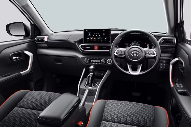 Đối với trang bị tiện nghi, Toyota Raize 2021 ở nước ta cũng sẽ có màn hình giải trí 9 inch có kết nối Apple CarPlay/Android Auto và điện thoại thông minh, màn hình đa thông tin 7 inch trong bảng đồng hồ, điều hoà tự động và đề nổ bằng nút bấm. Tuy nhiên, Raize không có cửa gió điều hòa và bệ đỡ tay cho hàng ghế sau giống đối thủ Kia Sonet.