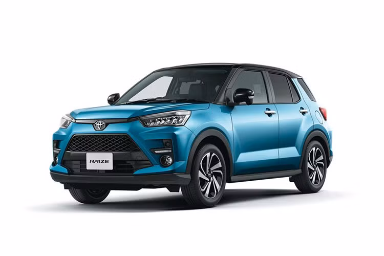 Phiên bản Toyota Raize tại Việt Nam dùng động cơ tăng áp 1.0L 3 xi-lanh sản sinh công suất 98 mã lực và mô-men xoắn cực đại 140 Nm, đi kèm hộp số CVT. Trước đó, đối thủ trực tiếp của Toyota Raize là Kia Sonet đã nhanh chân khi “lên sàn” ngay từ đầu tháng 10/2021 với khởi điểm từ 499 triệu và cao nhất lên tới 609 triệu đồng.