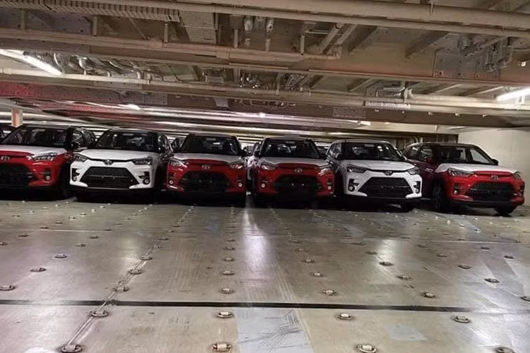 Lô xe Toyota Raize về Việt Nam lần này có đủ 7 lựa chọn màu ngoại thất gồm 3 màu đơn sắc và 4 màu có phần nóc đen thể thao, dù lựa chọn màu nào thì giá cũng như nhau. Xe được phát triển trên nền tảng khung gầm DNGA-A của hãng con Daihatsu, chứ không phải nền tảng khung gầm TGNA mới của Toyota.