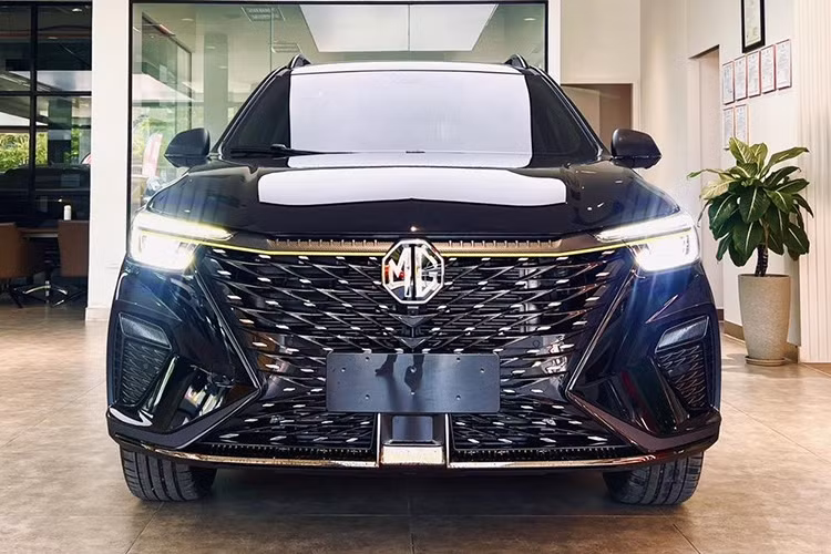 "Người đồng hương" của Haima 7X là MG RX5 cũng được đại lý chào bán với giá hấp dẫn. Một số đại lý đưa ra mức giảm lên tới 180 triệu đồng cho phiên bản LUX. Theo tư vấn viên, đây là những chiếc MG RX5 bản LUX thuộc lô hàng cũ nên đại lý đưa ra mức giá dọn kho, thanh lý. 