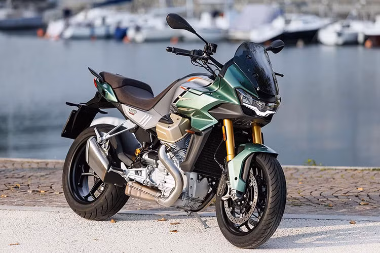  Moto Guzzi V100 Mandello S – 535 triệu đồng Trong số 3 mẫu xe môtô mới của Aprilia và Moto Guzzi tại Việt Nam, đầu tiên phải kể đến Moto Guzzi V100 Mandello S - đây là bước tiến của Moto Guzzi vào kỷ nguyên mới của công nghệ và tinh thần phiêu lưu. Được thiết kế dành cho những cung đường trường, V100 Mandello đem tới sự thoải mái tối đa cùng những công nghệ đỉnh cao để gia tăng hiệu suất vận hành và khả năng điều khiển.
