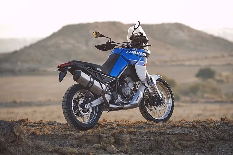 Hệ thống khung của Tuareg được Aprilia thiết kế để chịu lực tốt hơn, gắp nhôm được kéo dài giúp tăng độ bám và tối giản các chi tiết để đạt trọng lượng nhẹ nhất trong phân khúc: 204kg. Tuareg 660 được trang bị giảm xóc Kayaba hành trình 240mm với khả năng tùy chỉnh hoàn toàn, hệ thống phanh Brembo và cặp lốp Pirelli Scorpion Rally STR để sẵn sàng đáp ứng nhu cầu di chuyển trên đường off-road.