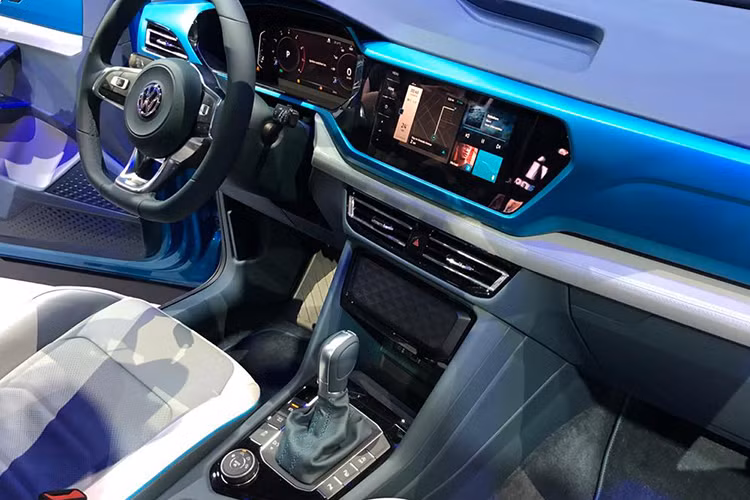 Thiết kế bảng đồng hồ của xe dạng Digital Cockpit cũng đã được số hóa, các nút phím điều khiển cơ học được lược bỏ thay vào đó là điều khiển kỹ thuật số,... điều khiển cho hệ thống điều hòa không khí hay màn hình thông tin điều khiển trung tâm.