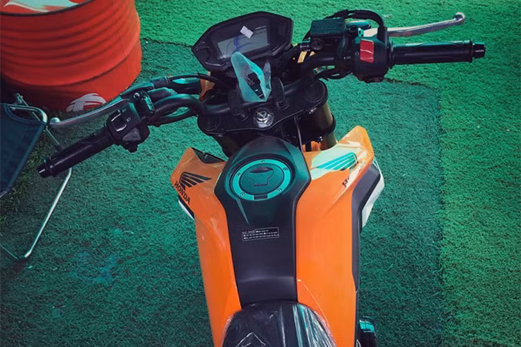 So với MSX 125 cũ, phiên bản MSX125 mới này đã có phần thân xe được thiết kế lại theo hướng góc cạnh hơn, với các đường cắt xẻ và bề mặt vuông vắn cá tính. Phần đầu của chiếc xe đã được Honda thiết kế hoàn toàn mới với cặp đèn pha kép đặt dọc được tích hợp sẵn đèn định vị và chiếu sáng ban ngày LED độc đáo.