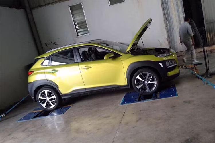 Theo tin đồn, Hyundai Kona 2018 sẽ ra mắt thị trường Việt Nam vào cuối tháng 7 này hoặc đầu tháng 8/2018 tới. Đến quý III năm nay, những chiếc Hyundai Kona 2018 sẽ bắt đầu được giao cho khách hàng tại Việt Nam, thậm chí nó còn sớm hơn so với đối thủ Honda HR-V nhập khẩu.