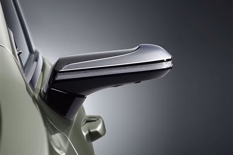 Bên cạnh đó, các gương camera chiếu hậu xe Lexus còn có khả năng thay đổi góc quay linh hoạt khi xe rẽ hay lùi, nhờ đó người lái sẽ điều khiển xe dể dàng và chính xác hơn. Tương tự như camera lùi, camera rẽ sẽ được kích hoạt ngay khi người lái bật đèn xi nhan hoặc cài số lùi (R).