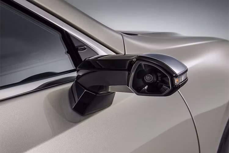 Công nghệ camera mới trên Lexus sẽ hỗ trợ người lái không phải “căng con mắt” khi điều khiển xe trong điều kiện đêm hoặc điều kiện thời tiết xấu, mưa bão vốn khó quan sát khi sử dụng gương chiếu hậu truyền thống.