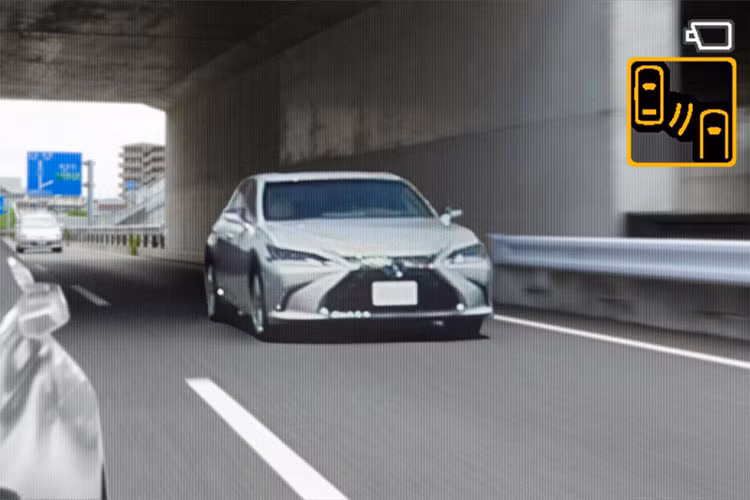 Thương hiệu xe sang Lexus của hãng ôtô Toyota - Nhật Bản mới đây đã tiên phong trong việc sử dụng camera thay thế cho gương chiếu hậu truyền thống. Công nghệ dùng camera thay gương xe Lexus có tên gọi là (DOM) “Digital Outer Mirrors”- tạm dịch là gương ngoài kỹ thuật số.