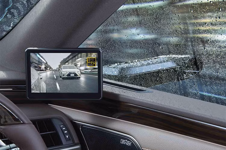 Về cơ bản, thương hiệu xe sang Lexus không bỏ hẳn 2 “lỗ tai” tích hợp đèn xi-nhan báo rẽ của xe mà hãng đã thiết kế lại thon gọn hơn, camera sẽ có nhiệm vụ thay thế cho gương vật lý, nó sẽ truyền hình ảnh đến màn hình kích thước 5 inch đặt trên táp-lô trong cabin xe. 