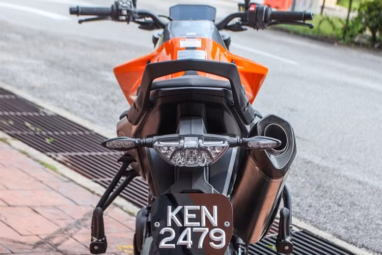 Một số chi tiết KTM 790 Duke phiên bản 2019 khá mạnh mẽ với những đường nét sắc bén tương tự như chiếc xe "đầu bảng" 1290 Super Duke R của hãng. Nhằm giúp tăng cường tính năng công thái học, The Scalpel có hệ thống thanh tay lái rộng 760 mm, làm bằng nhôm. Chiều cao yên ngồi xe khá hợp lý, chỉ khoảng 825 mm.