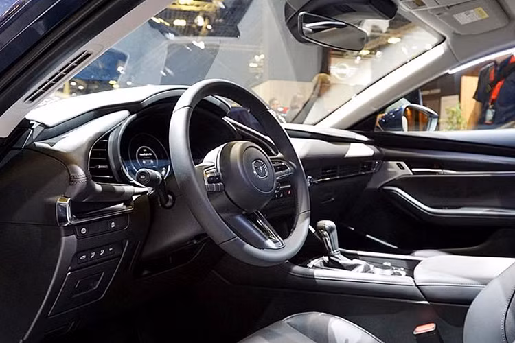 Bên trong của mẫu xe sedan Mazda3 2019 là không gian nội thất được thiết kế kiểu 2 tầng với màn hình cảm ứng 8,8 inch nằm ở trên đỉnh mặt táp-lô, phục vụ hệ thống thông tin giải trí MZD Connect phiên bản mới nhất.