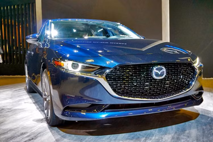 Mẫu xe Mazda3 2019 mới lần đầu tiên trình làng trong triển lãm Ô tô Los Angeles 2018 diễn ra vào tháng 11 năm ngoái. Tuy nhiên, chỉ chưa đầy 2 tháng sau đó, mẫu xe này đã được đưa đến Đông Nam Á để trưng bày trong triển lãm xe Singapore Motor Show 2019 hiện đang diễn ra ở đảo quốc Sư tử.