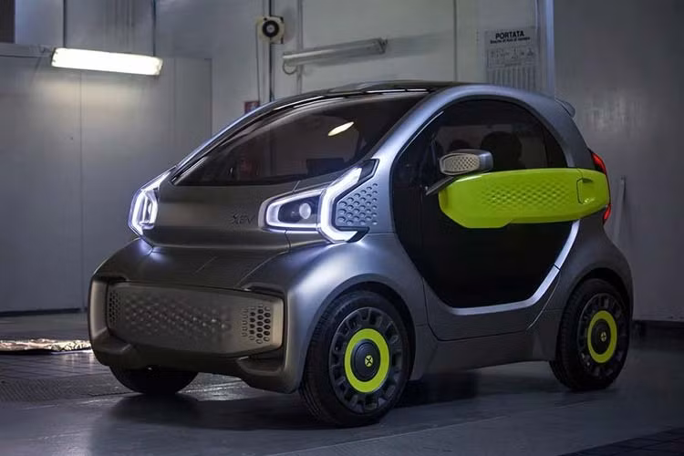 XEV nói rằng YoYo sẽ chỉ có thể đạt tốc độ tối đa 70 km/h mà thôi, đồng nghĩa nó sẽ chỉ hạn chế sử dụng trong quy mô thành phố, không phù hợp để đi xa và di chuyển môi trường ngoại thành. XEV dự tính cự li di chuyển của xe là khoảng 150 km/h trên một lần sạc, và có khả năng đổi cụm pin hoặc sạc ở nhà sử dụng ổ cắm điện trên tường.