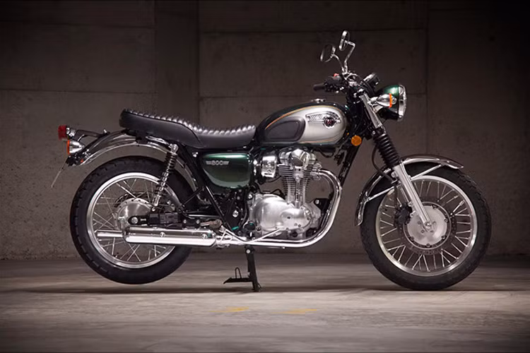 Kawasaki W800 giới thiệu từ 2011. Xe trang bị động cơ xi-lanh đôi, dung tích 773 phân khối, làm mát bằng gió, công suất 47 mã lực tại 6.500 vòng/phút và mô-men xoắn cực đại 60 Nm tại 2.500 vòng/phút.