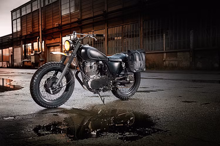 Yamaha SR400 được sản xuất từ 1978 dành riêng cho thị trường nội địa. Đến 2014, SR400 mẫu xe mang dáng vẻ cổ điển này được bán tại thị trường châu Âu, Mỹ và châu Đại Dương. Phiên bản 2015 ra mắt tháng 3 năm ngoái vẫn duy trì kiểu dáng cổ điển như trước đây.