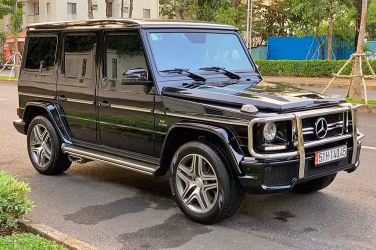 Mức tiêu hao nhiên liệu cũng là điểm tạo ấn tượng của xe với con số 13,8 lít/100 km nhờ chức năng ECO start/stop giúp giảm khí xả &amp; tiêu thụ nhiên liệu. Được biết, giá xe Mercedes-Benz G63 AMG 2016 khi mới ra mắt sau thuế rơi vào khoảng 7,199 tỷ đồng. Chiếc xe trong bài đang được chào bán khoảng hơn 6,9 tỷ đồng sau 5 năm lăn bánh, không hề giảm nhiều so với lúc mới mua.