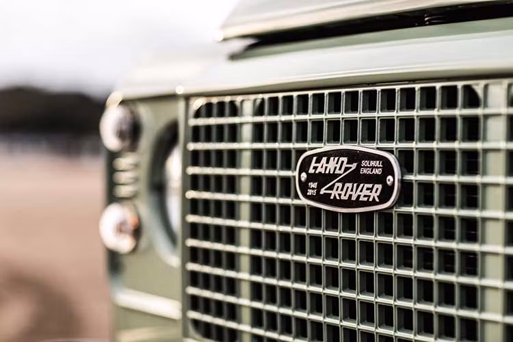 Heritage Edition HUE 166 là 1 trong 3 phiên bản cuối cùng của dòng xe off-road huyền thoại Land Rover Defender. Được ra đời vào năm 2015 để kỷ niệm 67 năm ra đời dòng Land Rover Defender, 3 phiên bản này ngoài Heritage Edition HUE 166 còn có Adventure và Autobiography.