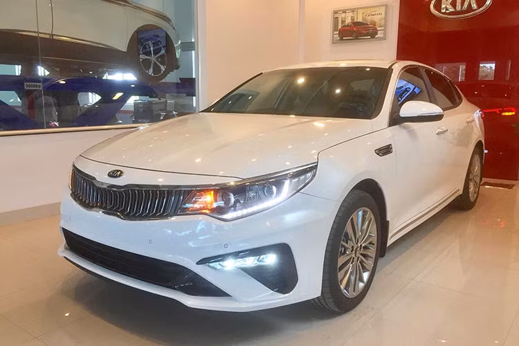 Sở hữu mức giá hấp dẫn nhất trong phân khúc sedan hạng D nhưng Kia Optima luôn là mẫu xe có doanh số thấp nhất so với các đối thủ Toyota Camry hay Mazda6. Với mức giá không thay đổi nhiều, trang bị được cập nhật và sửa đổi một chút về thiết kế nội thất nâng thêm độ sang trọng, Kia Optima 2019 hiện đang được trước cơ hội “thoát ế”.