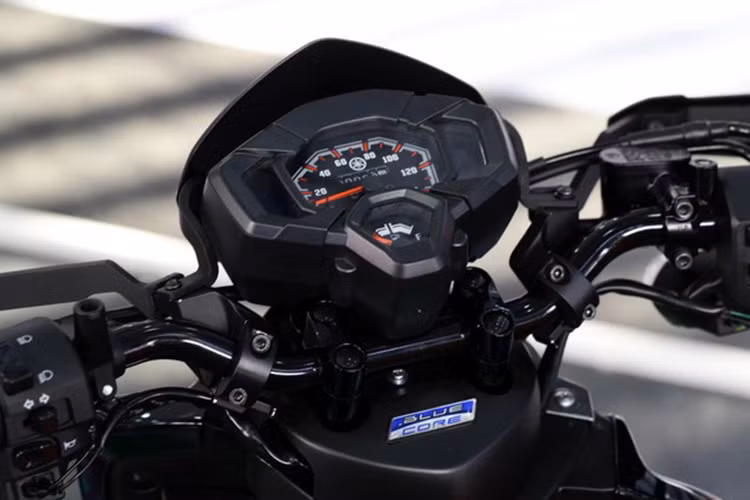 Do có giá rẻ, bảng đồng hồ của X-Ride 125 hoàn toàn chỉ sử dụng các đồng hồ chạy cơ truyền thống nhưng vẫn hiển thị đầy đủ các thông tin vận hành của xe. Chiếc xe cũng không được trang bị hệ thống khóa thông minh hay cổng sạc như một số dòng tay ga mới trên thị trường hiện nay.