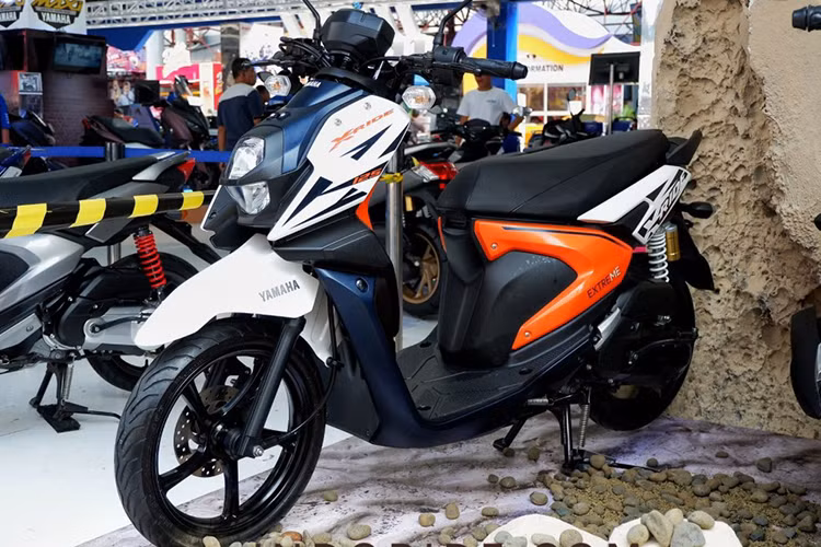 Nằm bên cạnh ổ khóa của xe là một hộc chứa đồ nhỏ, đủ chỗ chứa một số vật dụng cá nhân như găng tay hay khẩu trang. X-Ride 125 còn có một hộp chứa đồ ở phía dưới yên xe, đủ chỗ chứa 1 mũ bảo hiểm nửa đầu và một số đồ dùng nhỏ khác. Bình xăng của xe cũng được thiết kế phía sau.