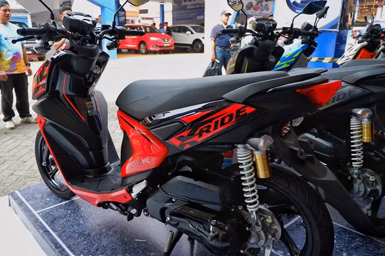 Phần đuôi của X-Ride 125 phiên bản nâng cấp mới được Yamaha thiết kế vuốt nhọn thể thao, với 2 xi-nhan chuyển sang hai bên chắn bùn. Xe được trang bị phanh đĩa phía trước, phanh đùm phía sau, lốp không săm và vành 5 cây cỡ 14 inch giống nhiều mẫu xe tay ga Yamaha giá rẻ khác hiện nay. Giảm xóc lò xo trụ đơn đi kèm bình dầu phụ...