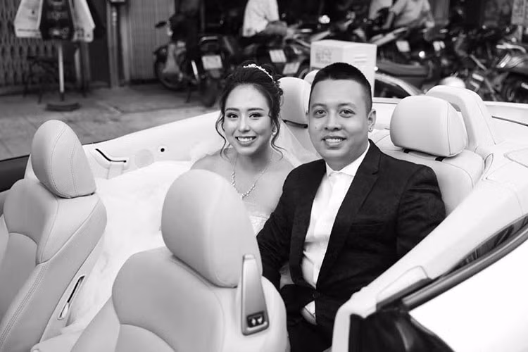 Tối ngày 1/11 vừa qua, tiệc cưới tại TP HCM của biker này cũng đã khiến cộng đồng mạng thêm sửng sốt. Đáng chú ý là những khách mời thân thiết của chú rể đã đưa nguyên dàn siêu xe mui trần, xế thể thao, "siêu bò" và cả những chiếc siêu môtô bạc tỉ đến mừng ngày vui cùng anh. 