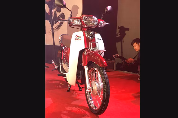 Rất tiếc, phiên bản Dream 110 cc với nhiều tinh chỉnh về thiết kế lại khiến nó khong "được lòng" nhiều người tiêu dùng Việt. Việc bỏ đi những đường nét góc cạnh, nam tính thay bằng những chi tiết bo cong mềm mại, có phần tròn trịa bị người tiêu dùng chỉ trích nhiều nhất.