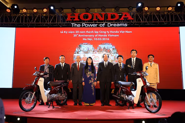 Được biết, sau 20 năm, Honda Việt Nam đã đưa gần 20 triệu xe máy đến với người tiêu dùng. Mẫu xe đầu tiên giới thiệu ra thị trường cũng chính là Super Dream, tính đến nay hãng xe này đã sản xuất và nhập khẩu để phân phối 12 mẫu xe máy ra thị trường giàu tiềm năng này.
