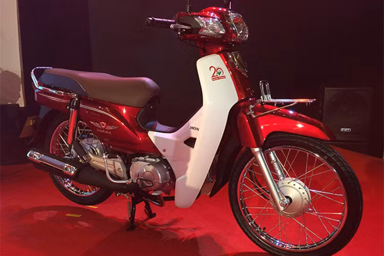 Honda Super Dream 110 bản đặc biệt vẫn sở hữu kiểu vành nan truyền thống cùng phanh trước sau dạng tang trống, hệ thống giảm xóc trước dạng ống lồng truyền thống, tăng cường độ cứng và đảm bảo độ cân bằng, vững chãi cho phần thân trước của xe.