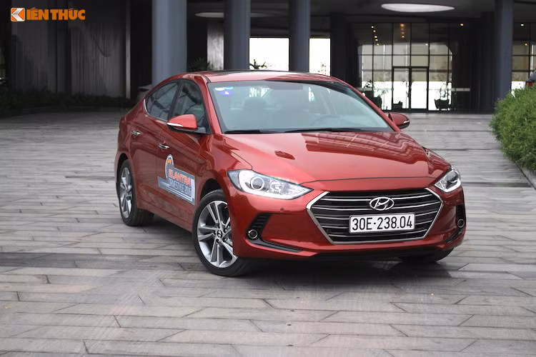 Theo bảng giá mới dành cho mẫu xe sedan Hyundai Elantra áp dụng từ tháng 12/2017 thì giảm cao nhất lên tới 80 triệu đồng cho 2 phiên bản 1.6AT và 2.0AT. Như vậy, mức giá hiện tại của mẫu xe này hiện chỉ còn 609 triệu đồng với bản 1.6AT và 659 triệu đồng với bản 2.0AT. Phiên bản số sàn 1.6MT giảm 66 triệu đồng xuống còn 549 triệu đồng. 