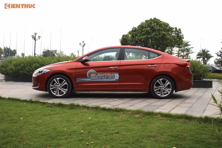 Hyundai Elantra thế hệ mới được ra mắt Việt Nam theo dạng lắp ráp CKD vào tháng 7/2016. Xe sở hữu ngoại hình dựa trên cảm hứng thiết kế “Điêu khắc dòng chảy 2.0” cùng lưới tản nhiệt lục giác mạ Crom đặc trưng, với các thông số Dài x Rộng x Cao lần lượt là 4.570 x 1.800 x 1450 (mm) cùng chiều dài cơ sở 2.700 (mm).