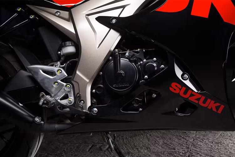 Động cơ của xe không có gì thay đổi, vẫn được trang bị động cơ xylanh đơn, DOHC, dung tích 147,3cc, làm mát bằng dung dịch. Động cơ này đi kèm với hệ thống phun xăng điển tử và hộp số côn tay 6 cấp, sản sinh công suất 18,9 mã lực tại tua máy 10.500 vòng/phút và mômen xoắn cực đại 14 Nm tại tua máy 9.000 vòng/phút.
