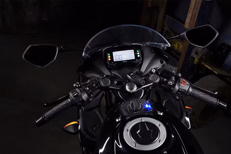 Mặt đồng hồ của xe khá hiện đại với màn hinh LCD hiển thị các thông số như vận tốc, vòng tua, mức nhiên liệu, hành trình và các thông tin khác.