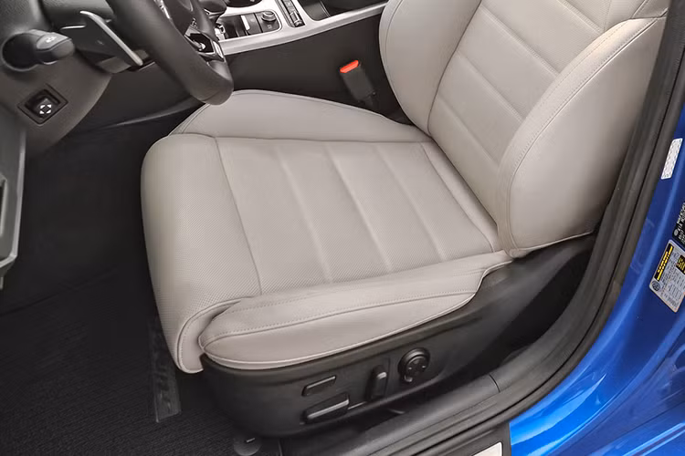 Vì được định vị ở phân khúc xe hạng sang nên khoang nội thất của Kia Stinger được trang bị nhiều tiện nghi đắt giá, ghế ngồi bọc da cao cấp, vô-lăng ba chấu bọc da tích hợp các nút điều khiển chức năng, hệ thống thông tin giải trí với màn hình cảm ứng 7 inch và dàn âm thanh 6 loa (phiên bản thường) hoặc dàn âm thanh 9 loa dành cho các phiên bản cao cấp.