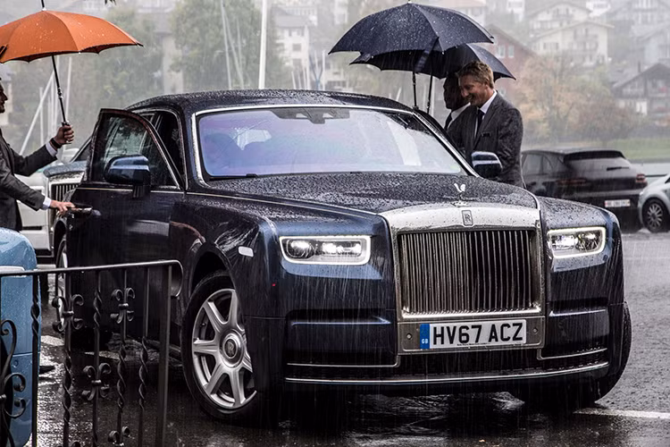 Xe sử dụng cơ sở gầm bệ hoàn toàn bằng nhôm mang tên "Architecture of Luxury" được thiết kế riêng cho Rolls-Royce. Cơ sở gầm bệ này có tính linh hoạt cao để có thể đáp ứng nhiều yêu cầu về kích thước và trọng lượng khác nhau, cũng như thích ứng với nhiều loại động cơ.