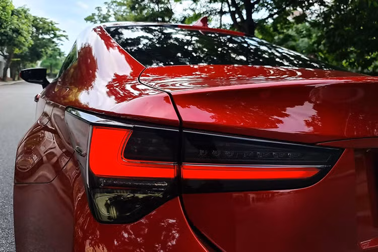Gương chiếu hậu xe mang thiết kế quen thuộc của Lexus khi kết hợp sơn đen thể thao, mạ crom sang trọng cùng màu ngoại thất xe kết hợp dải đèn xi-nhan dạng LED. Hãng xe Nhật Bản trang bị hàng loạt tính năng trên gương xe như chỉnh điện, tự động gập, nhớ vị trí, sấy gương và tự động điều chỉnh khi lùi.