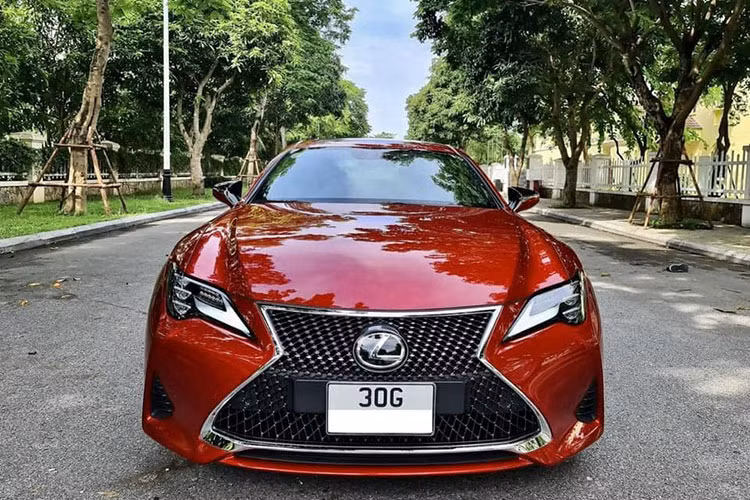 Ngoại thất Lexus RC 300 2020 cũng được cải tiến ở phần đầu xe với lưới tản nhiệt dạng tổ ong thay vì nan dọc với viền mạ crom, trung tâm là logo thương hiệu. Hệ thống đèn của RC300 facelift được trang bị công nghệ Full-Led, đèn pha là 3 bóng LED xếp tầng theo chiều dọc, đèn chạy ban ngày cùng xi-nhan được kết hợp.