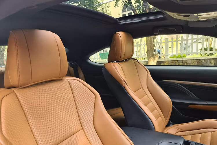 Trang bị an toàn gồm hệ thống dẫn đường tích hợp bản đồ Việt Nam, hệ thống cảnh báo điểm mù BSM, hệ thống cảnh báo phương tiện cắt ngang phía sau RCTA, hệ thống cảnh báo áp suất lốp TPMS và 8 túi khí.